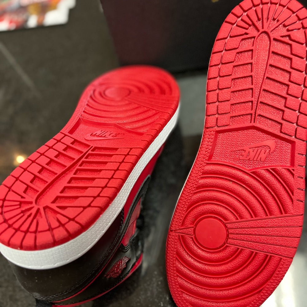 Sz various Jordan 1s red Black