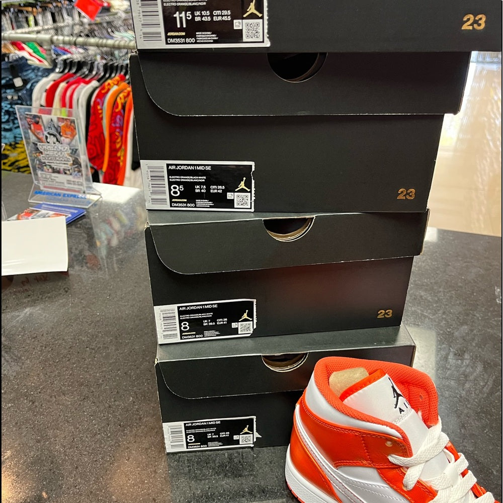 Sz Various Jordan 1s white orange Nwb
