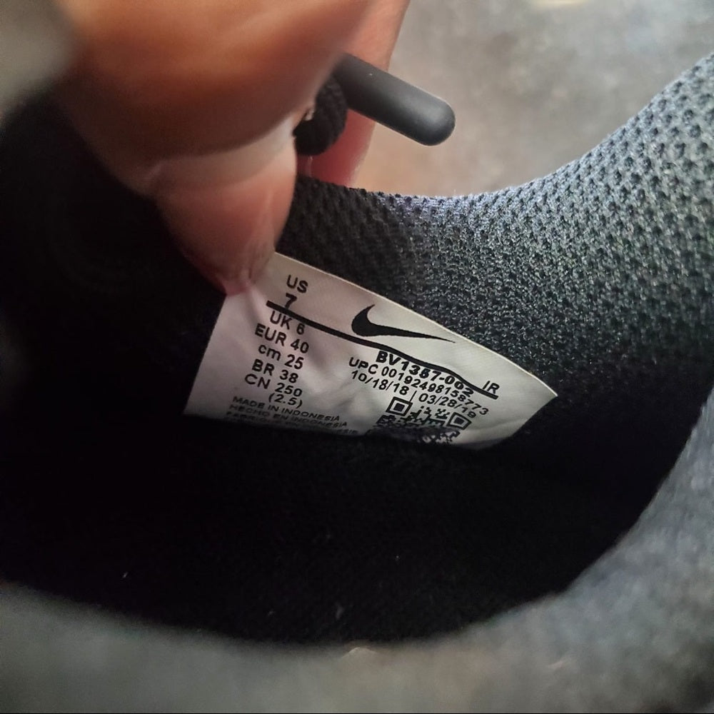 Sz 7 Nike tailwind black