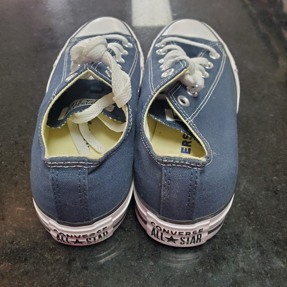 Sz 7 women’s converse low top classics