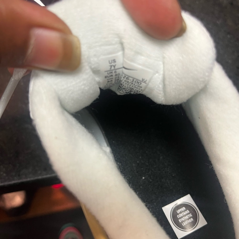 Nike Air Max 90
Flyease White Gold (GS)