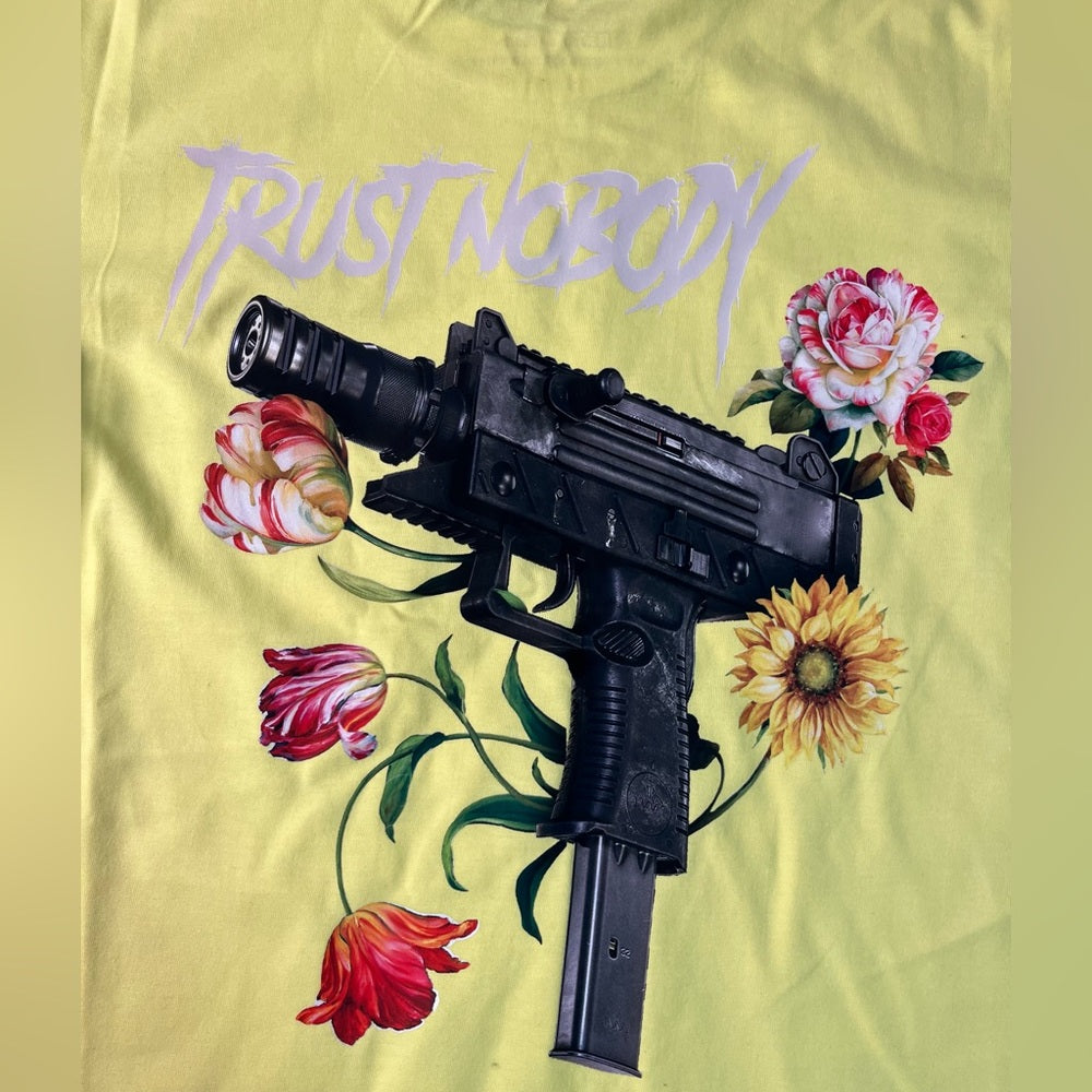 Trust nobody graphic tee yellow Sz Various