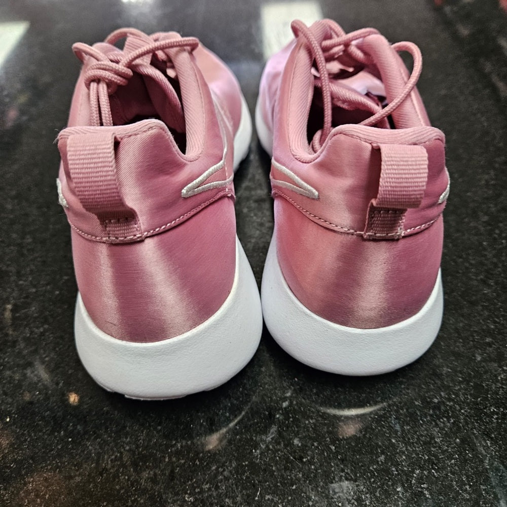 Sz 7 women’s pink running shoes