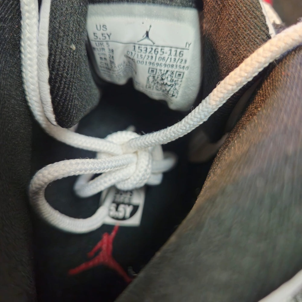 Sz 5.5y AIR JORDAN 12 RETRO 'CHERRY' 2023