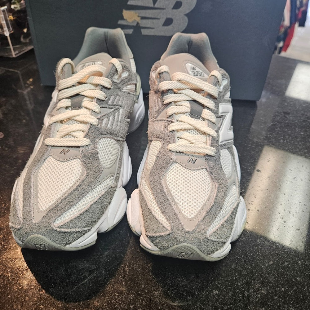 NEW BALANCE 9060 sz 10.5 gray