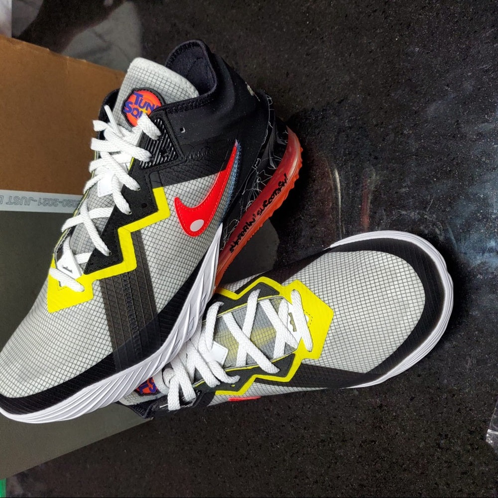 Lebron James looney tunes Sz 11.5