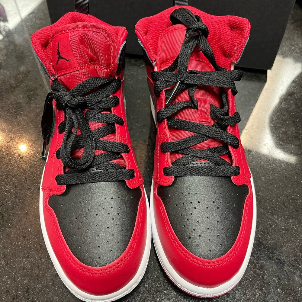 Sz various Jordan 1s red Black