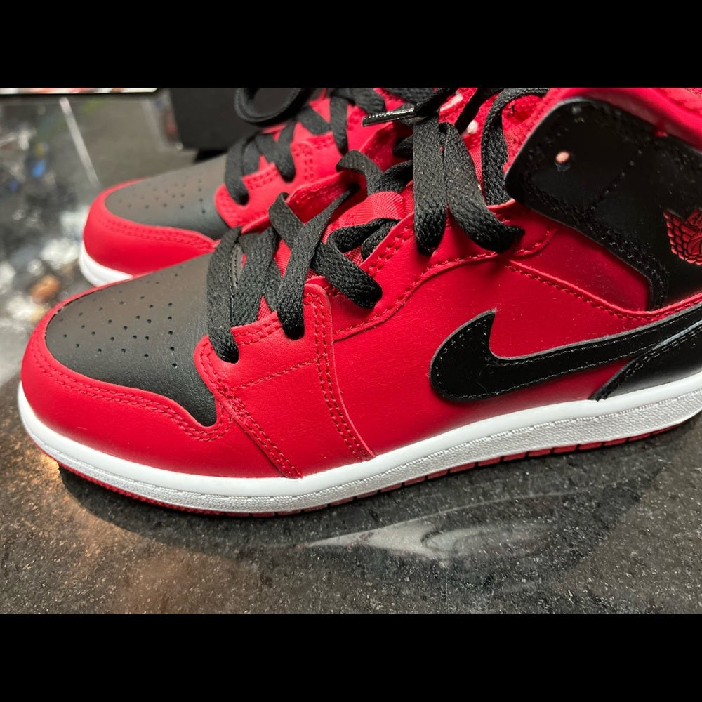 Sz various Jordan 1s red Black