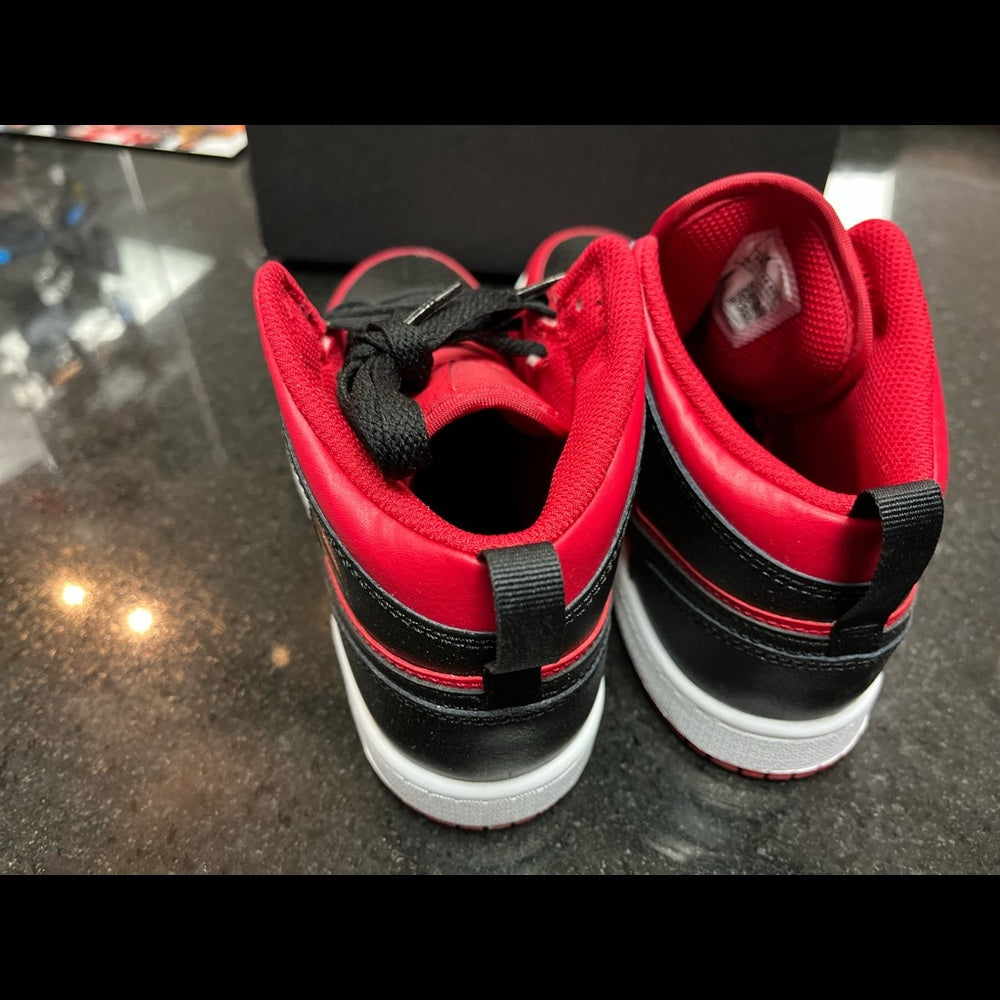 Sz various Jordan 1s red Black