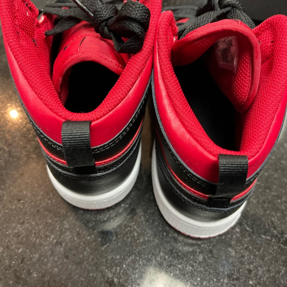 Sz various Jordan 1s red Black