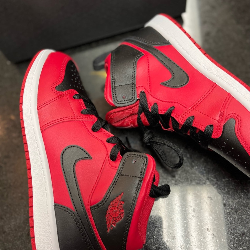Sz various Jordan 1s red Black