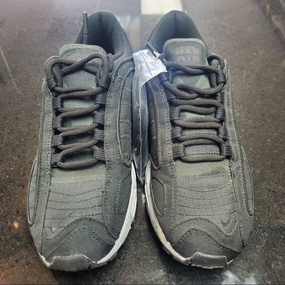 Sz 7 Nike tailwind black