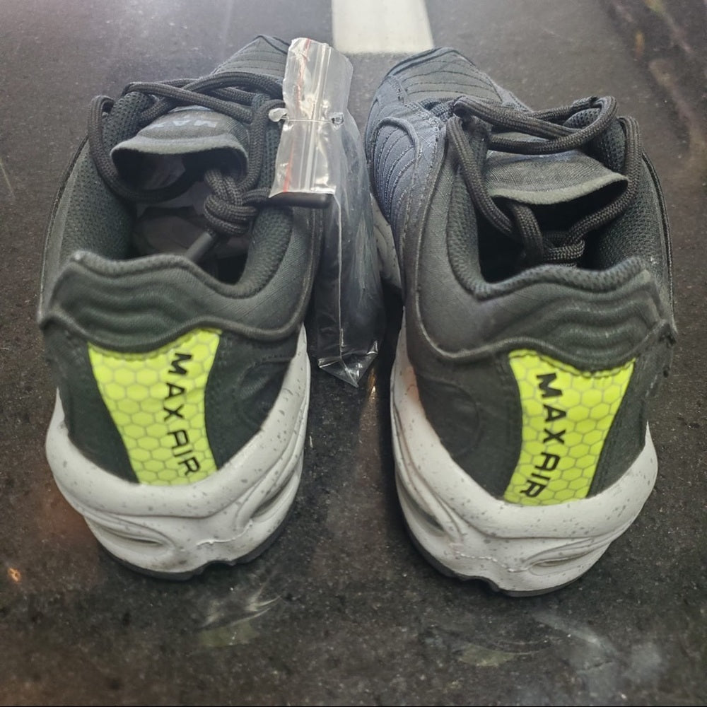 Sz 7 Nike tailwind black