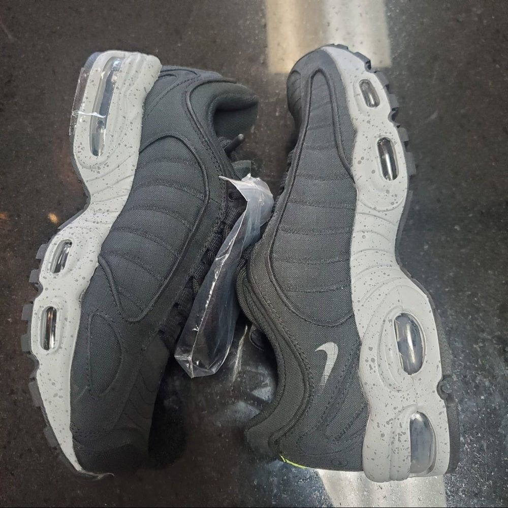 Sz 7 Nike tailwind black