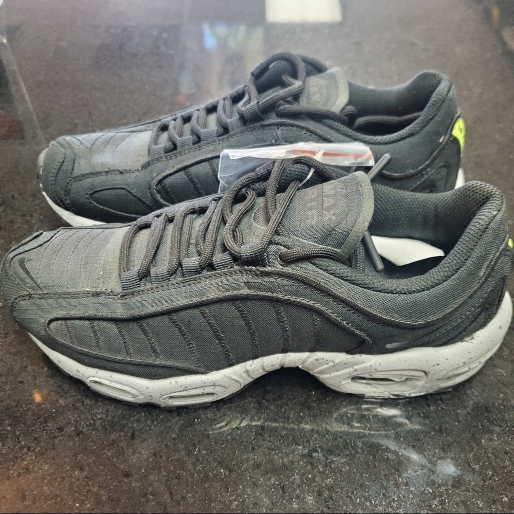 Sz 7 Nike tailwind black