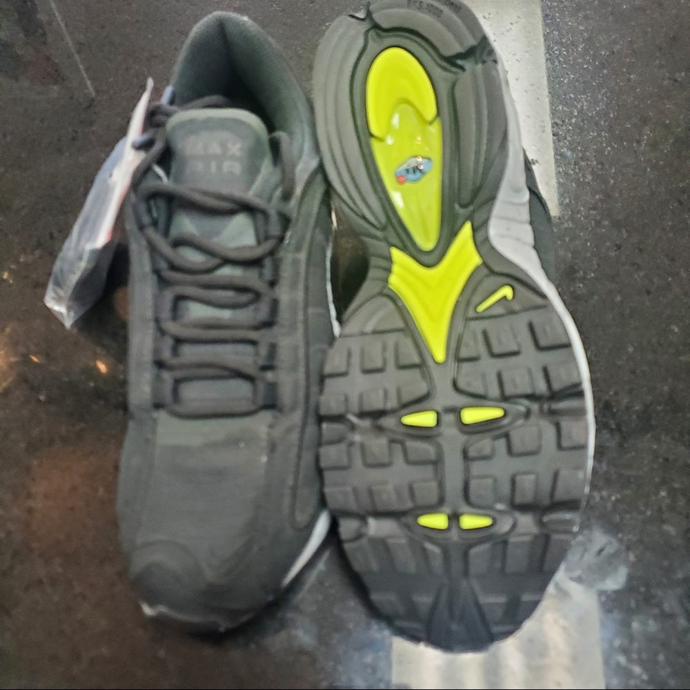 Sz 7 Nike tailwind black