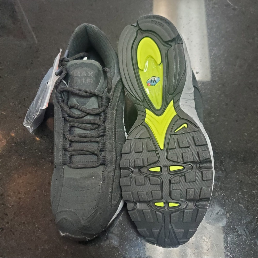 Sz 7 Nike tailwind black