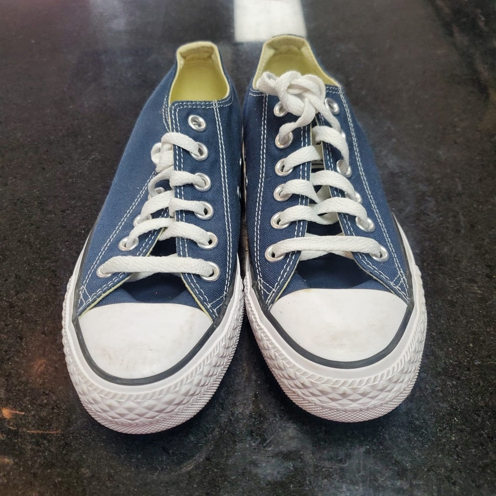 Sz 7 women’s converse low top classics