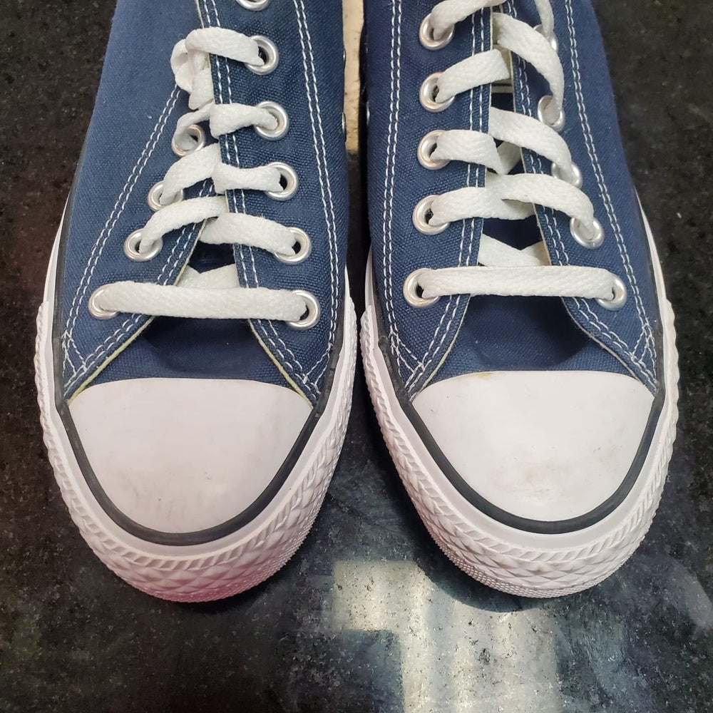 Sz 7 women’s converse low top classics