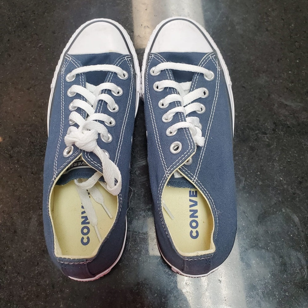 Sz 7 women’s converse low top classics