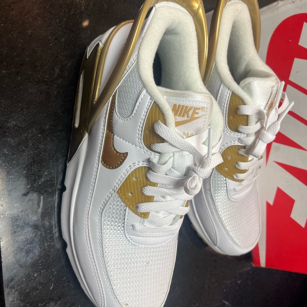 Nike Air Max 90
Flyease White Gold (GS)