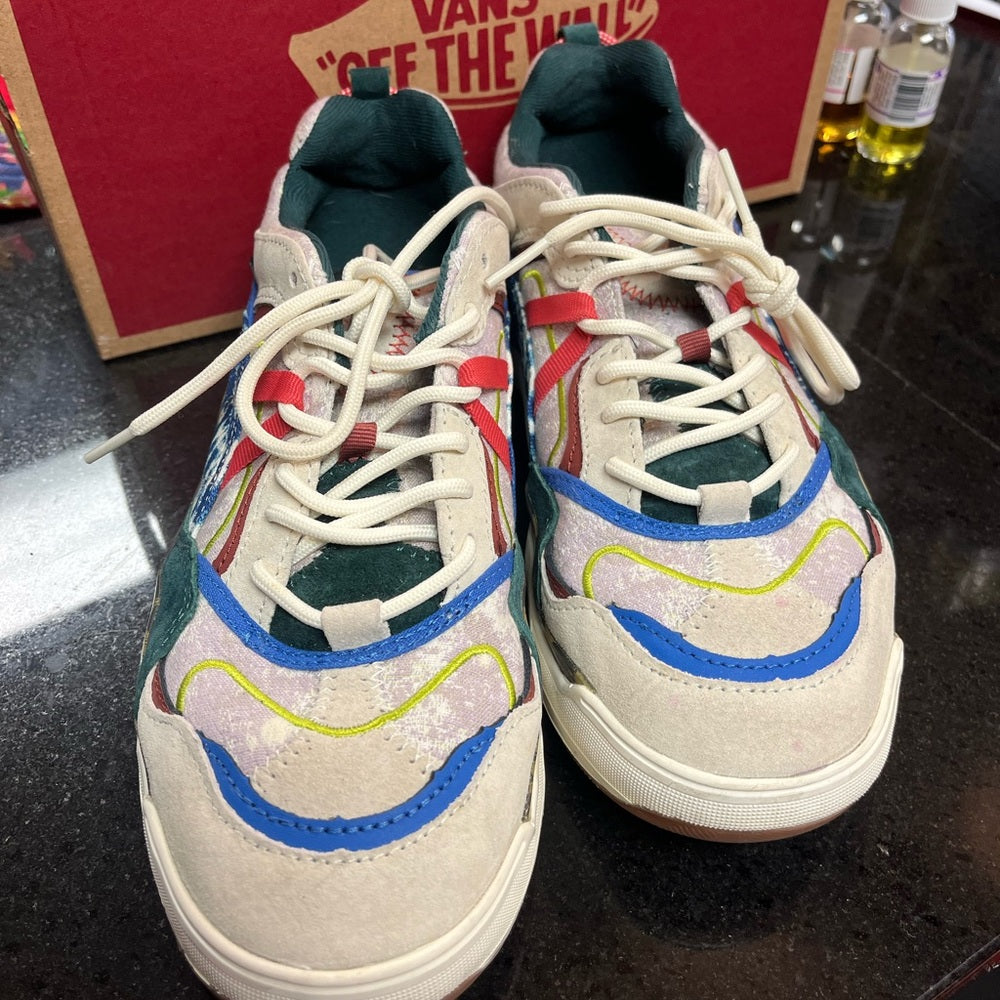 Sz 8 van sneakers like new!