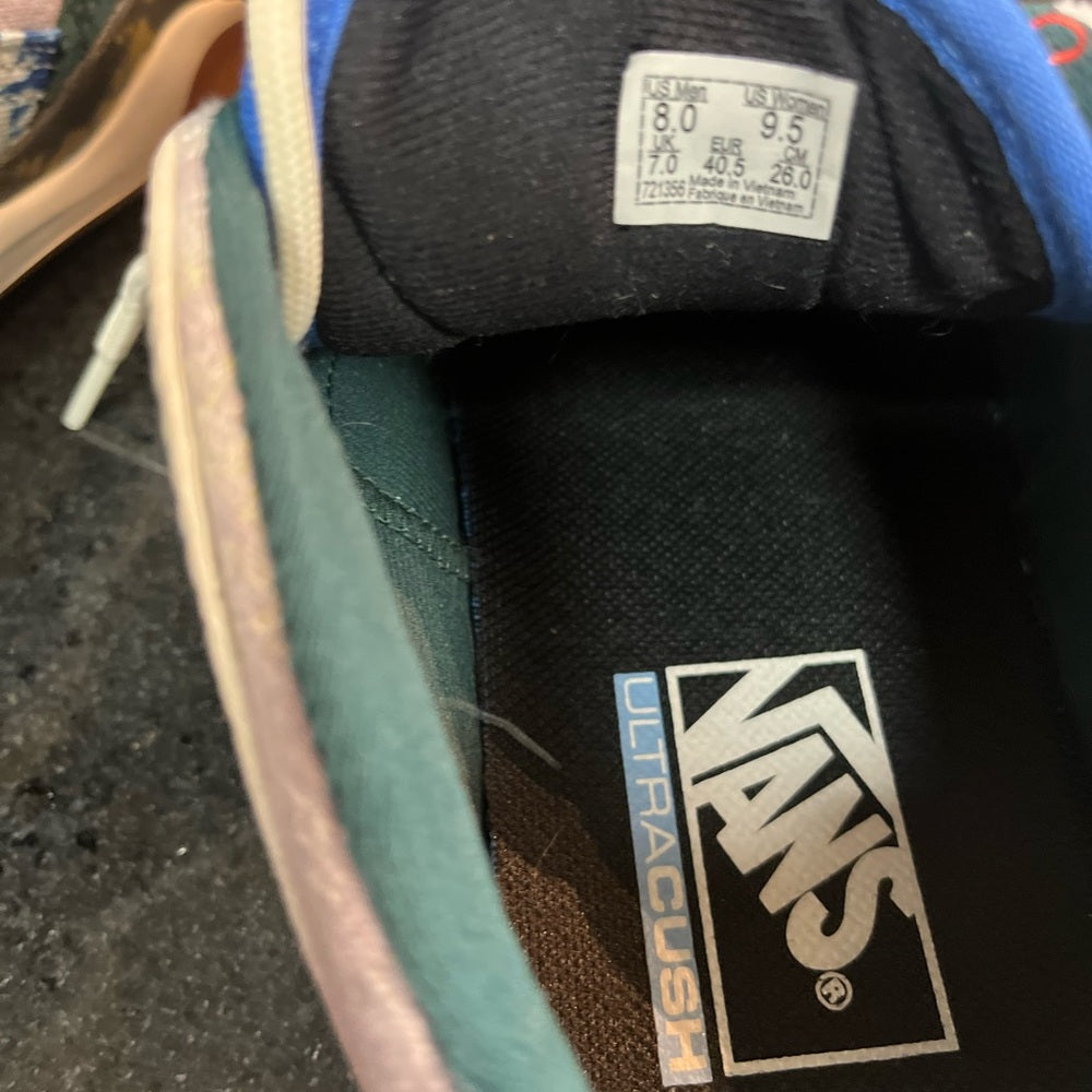 Sz 8 van sneakers like new!