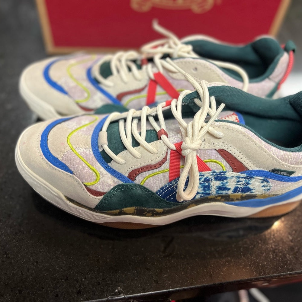 Sz 8 van sneakers like new!