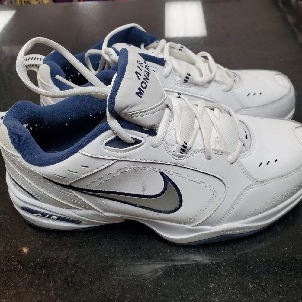 Sz 11.5 womens nike white good condition