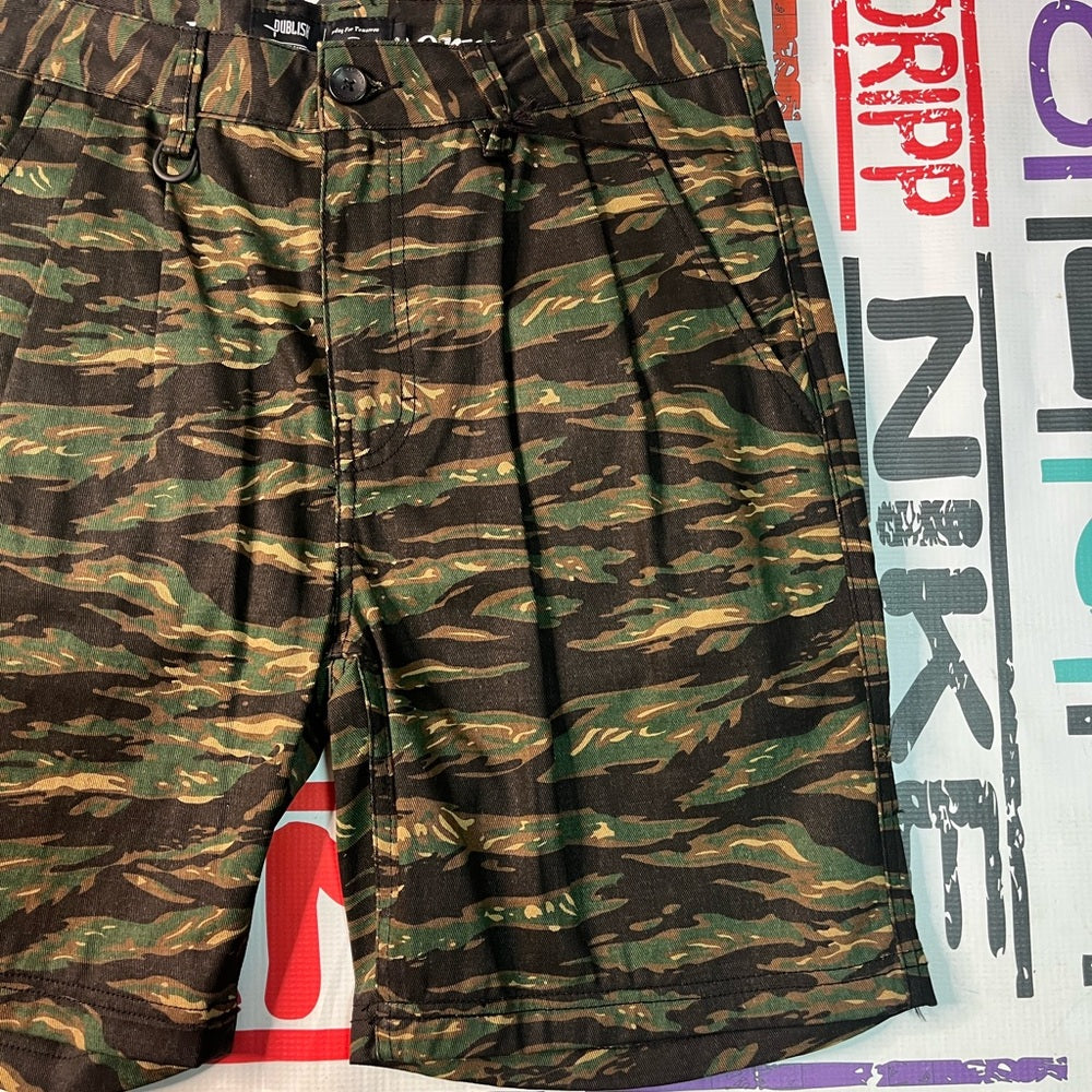 Sz 32 Camo green cargo shorts