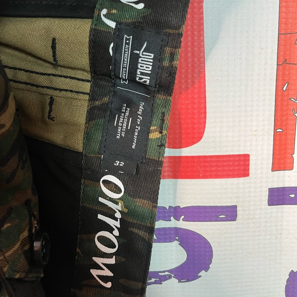 Sz 32 Camo green cargo shorts