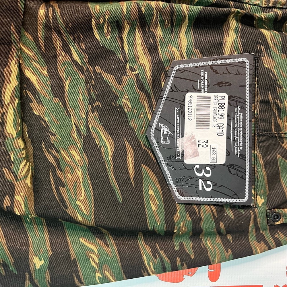 Sz 32 Camo green cargo shorts
