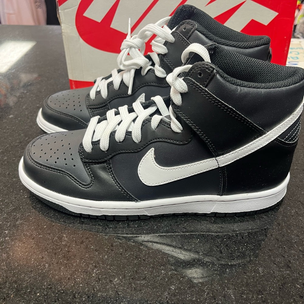Sz 7 dunk mids black & white