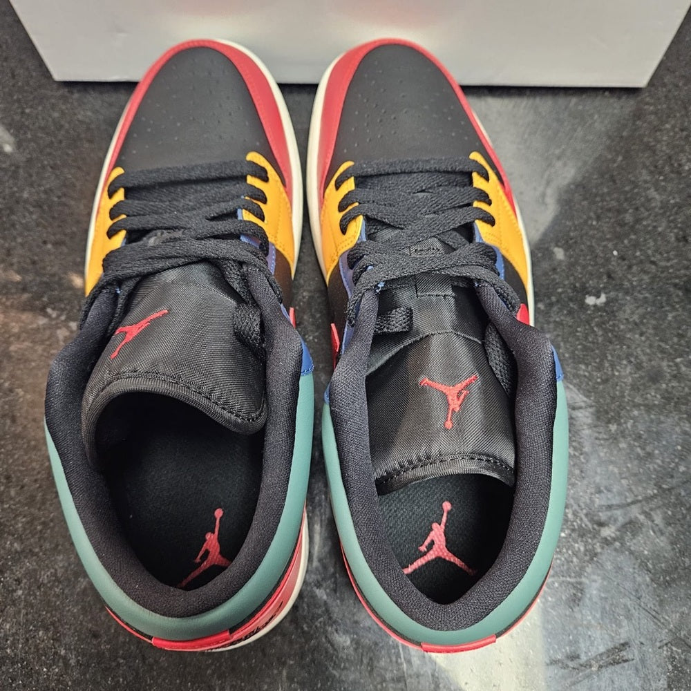 Sz 10.5 M / sz 12W Jordan 1 Low SE "Black/Fire Red/Taxi/French Blue