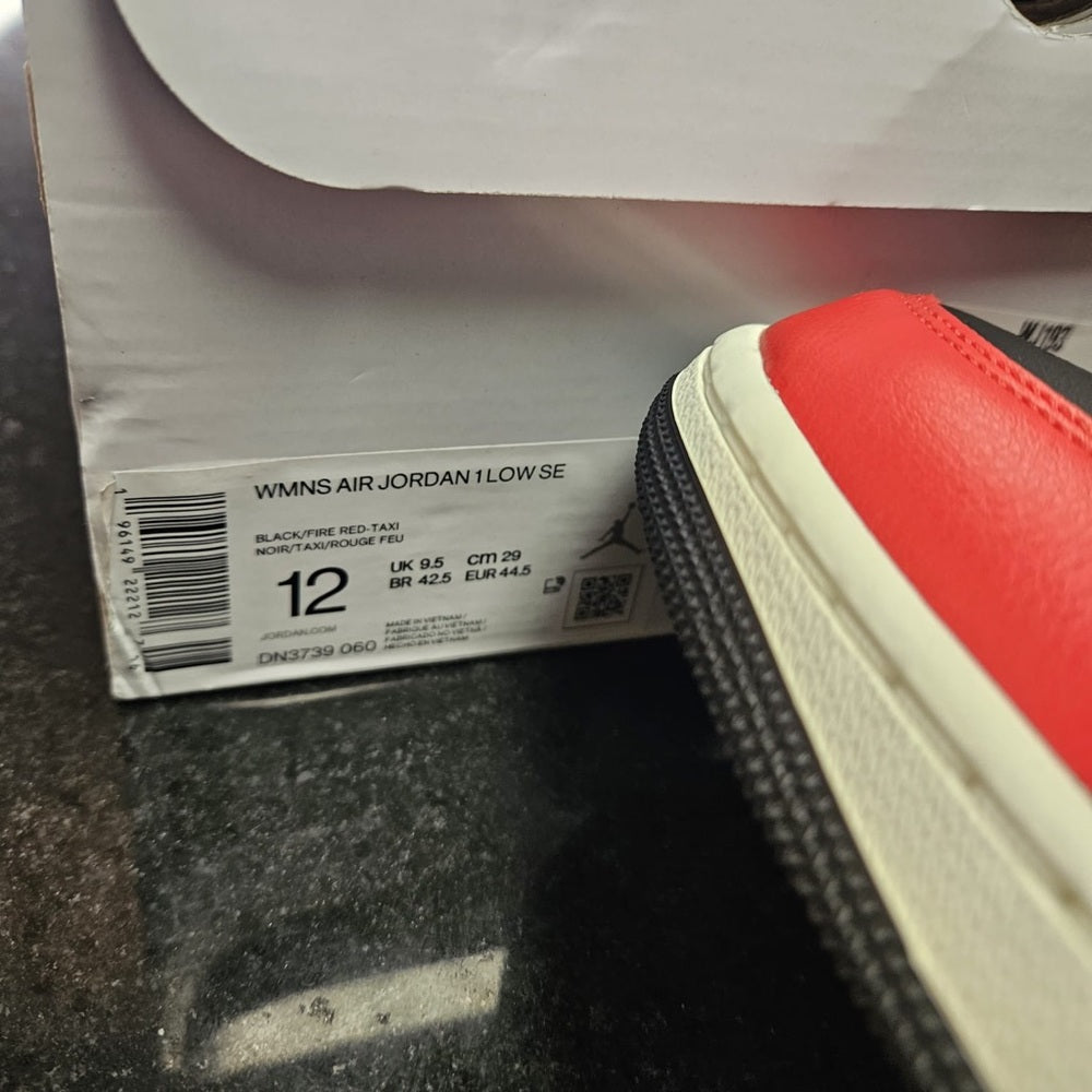 Sz 10.5 M / sz 12W Jordan 1 Low SE "Black/Fire Red/Taxi/French Blue