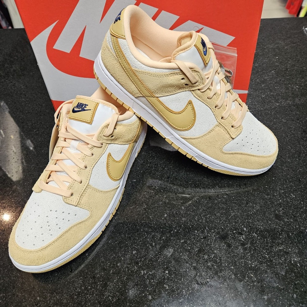 Nike Gold dunks sz 11.5 women’s NWB