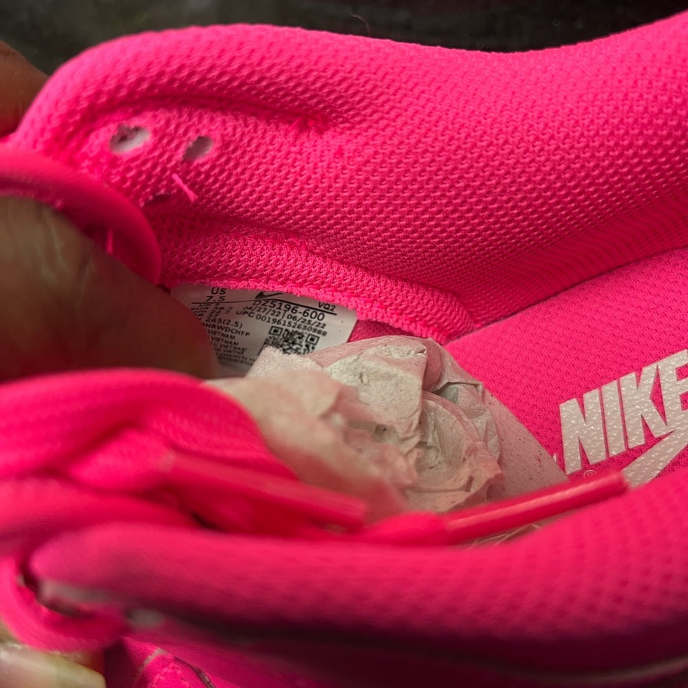 WMNS DUNK LOW
"Hot Pink" sz 7.5