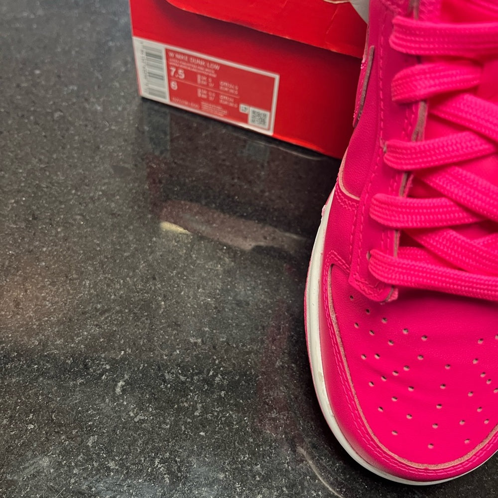 WMNS DUNK LOW
"Hot Pink" sz 7.5