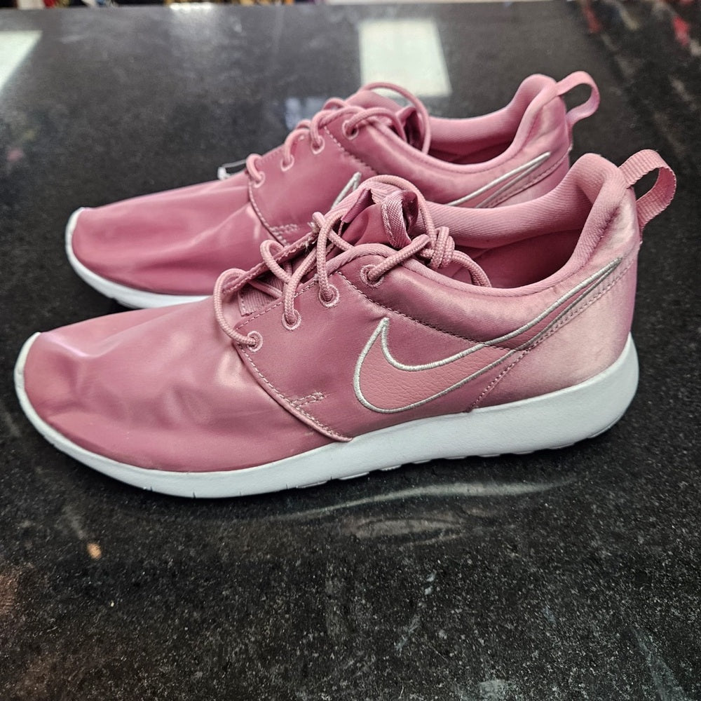 Sz 7 women’s pink running shoes