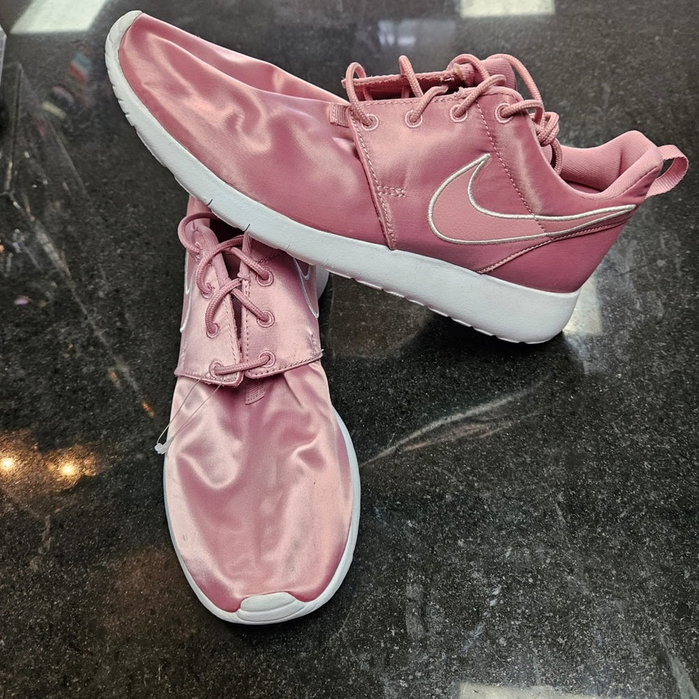 Sz 7 women’s pink running shoes