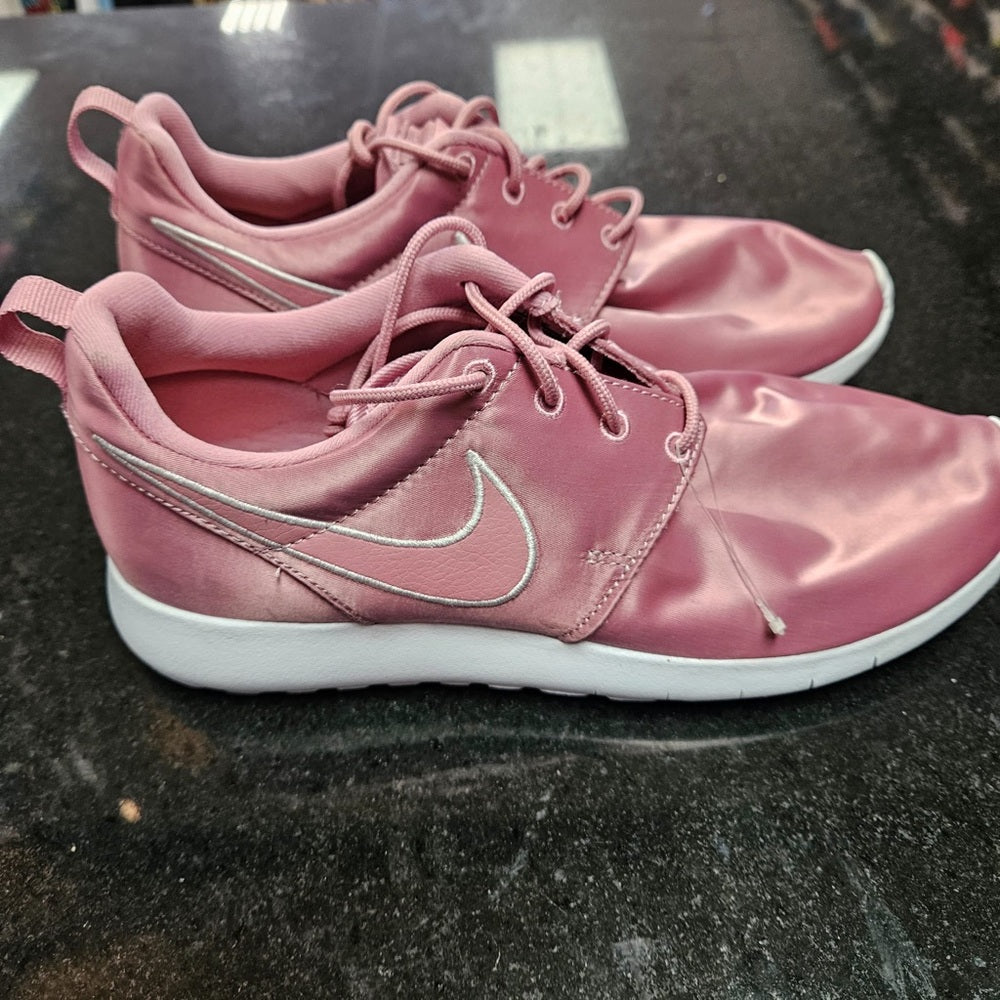 Sz 7 women’s pink running shoes