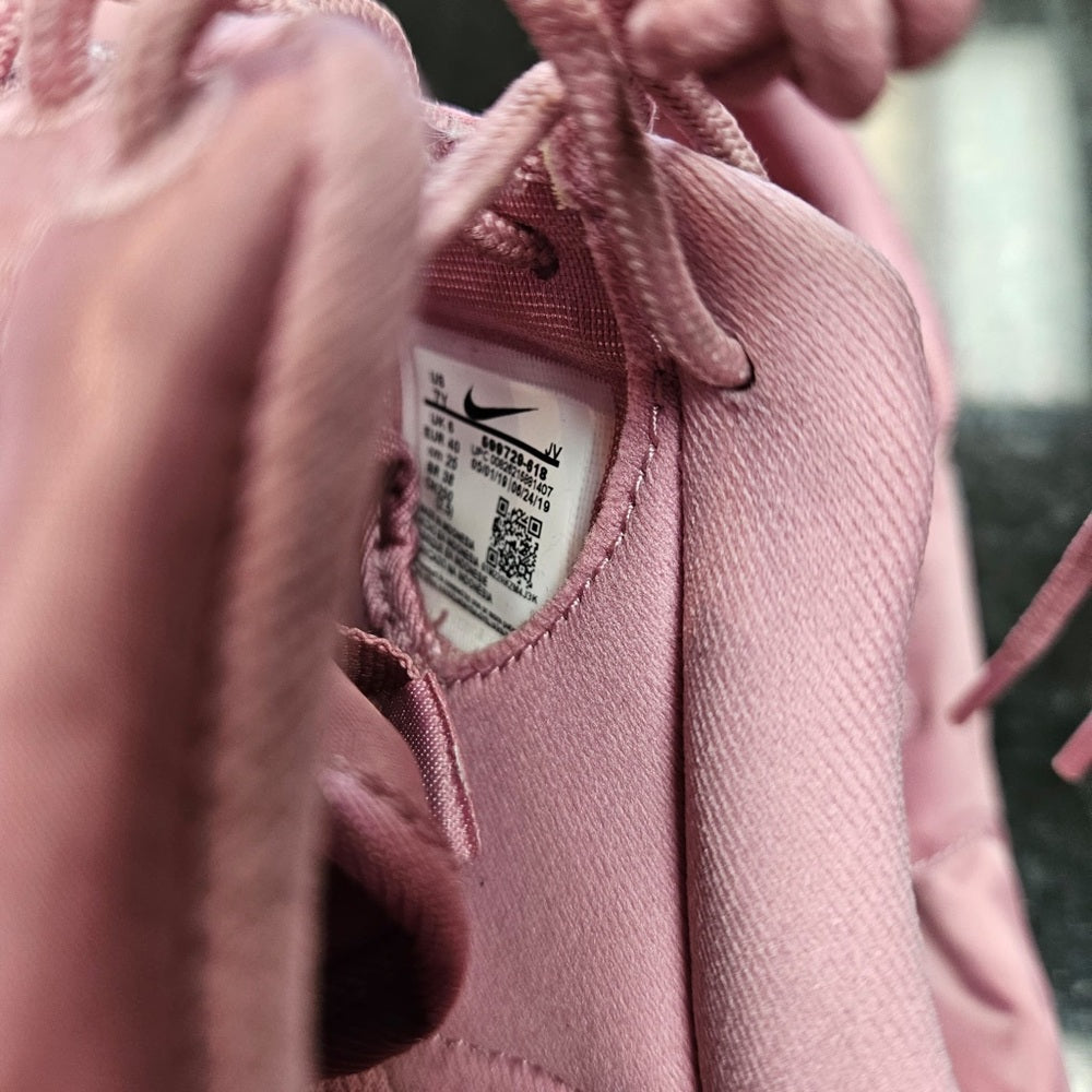 Sz 7 women’s pink running shoes