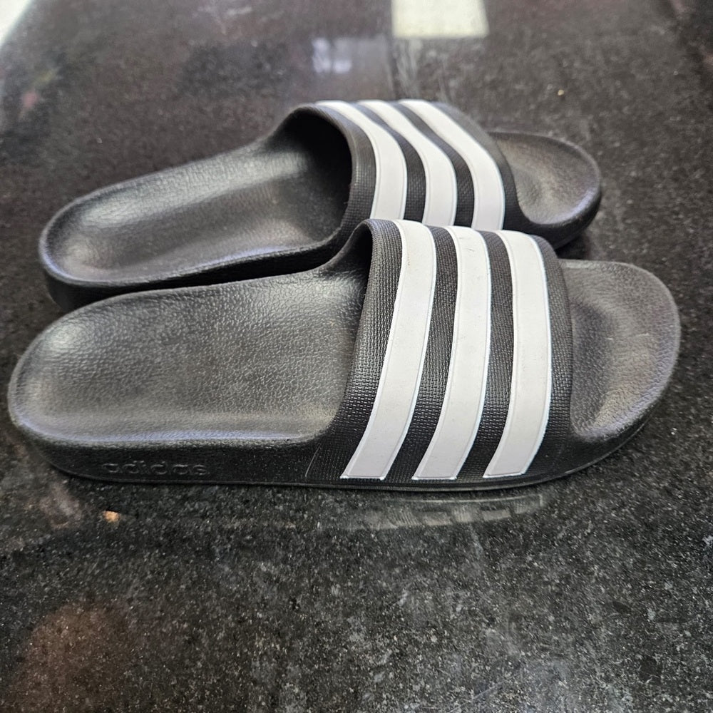 Sz 6 adidas slides black