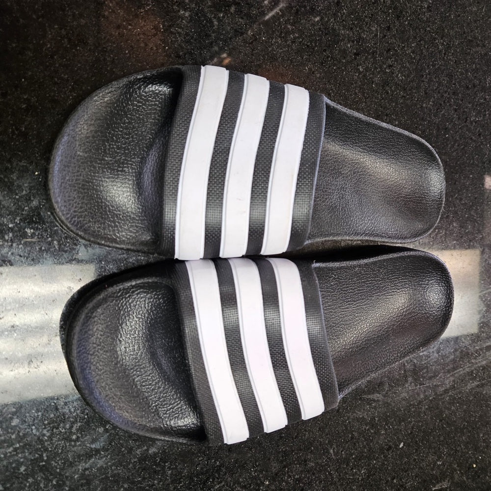 Sz 6 adidas slides black