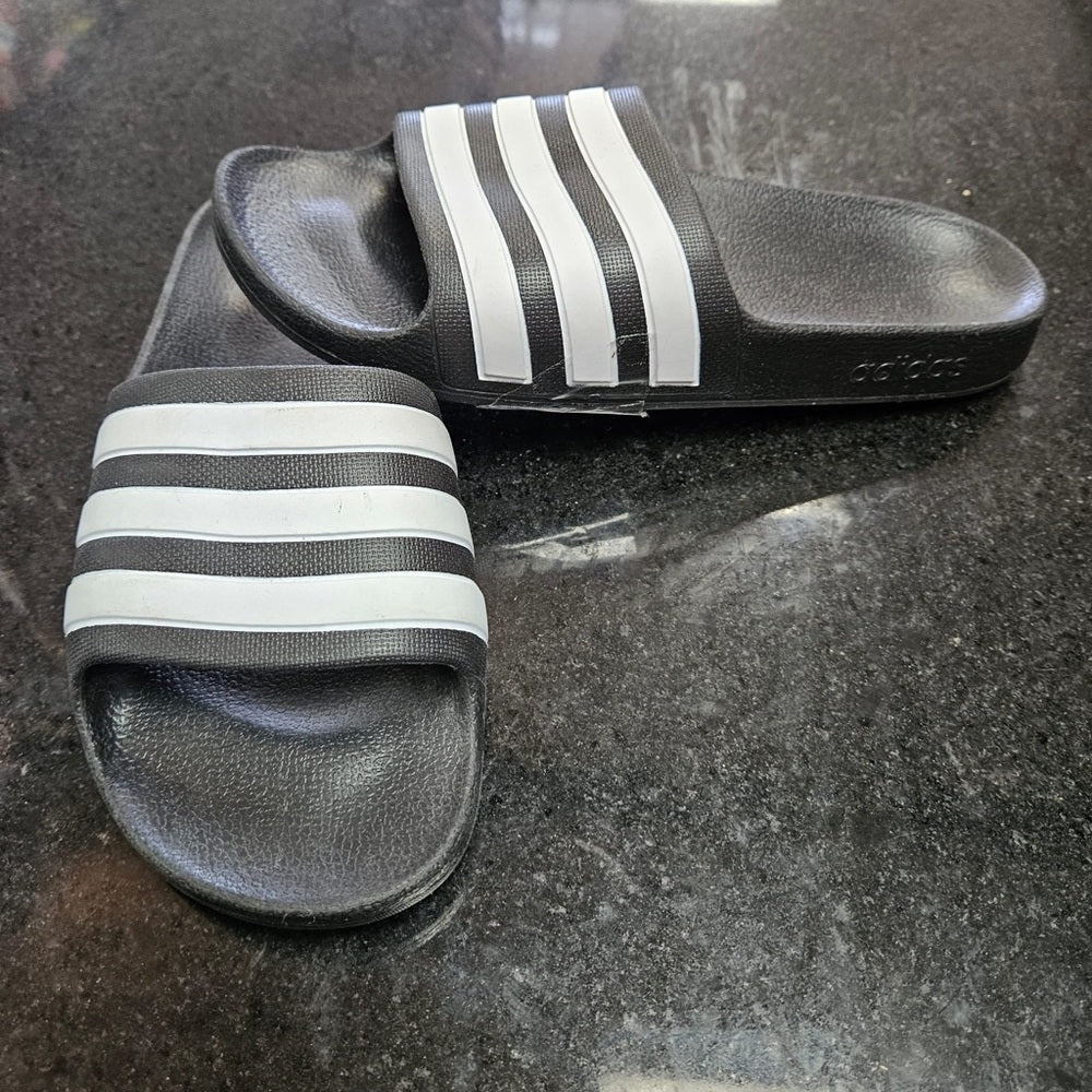 Sz 6 adidas slides black