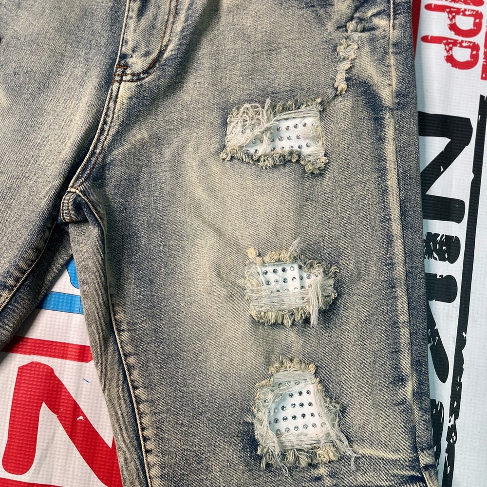 Sz 32 rhymestone design light denim