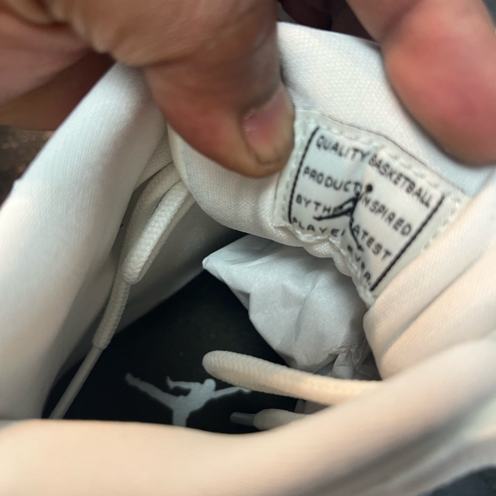 WOMEN'S AIR JORDAN 11 RETRO - "NEAPOLITAN"     SZ VARIOUS