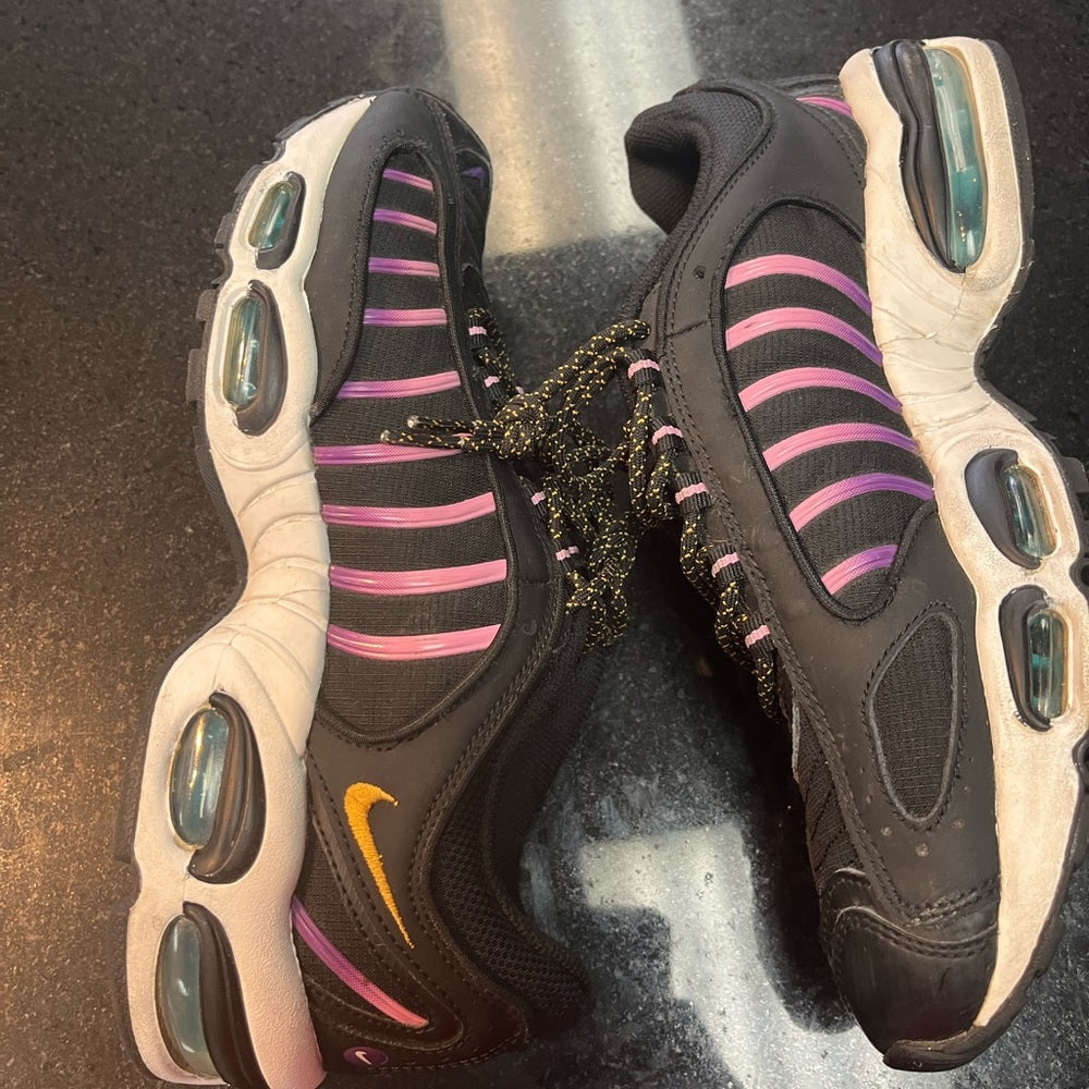 Nike tailwind sz 9 great condition no box included