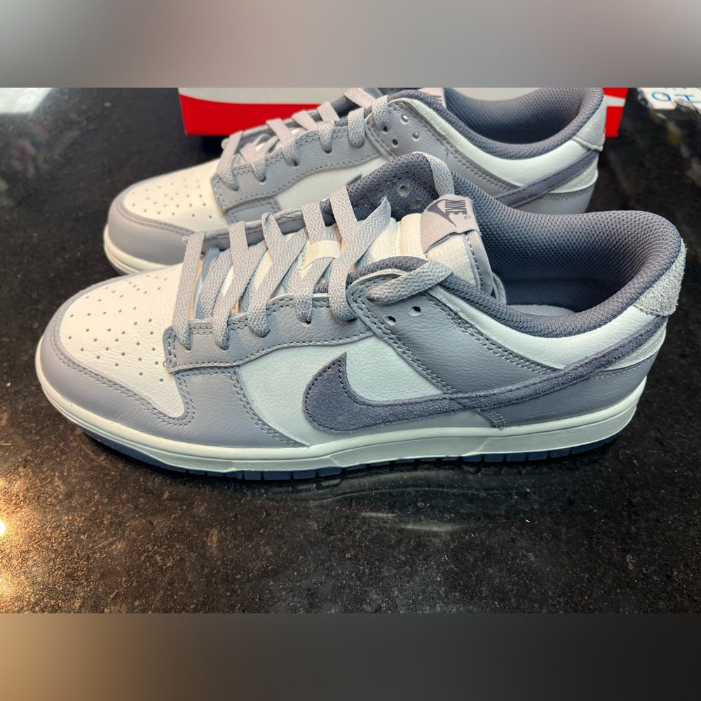 Sz 10 Nike Dunk Low SE
Light Carbon