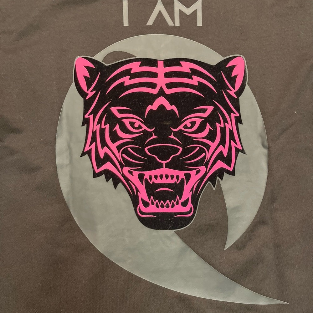 Qualified graphic Tee Sz various black hot pink